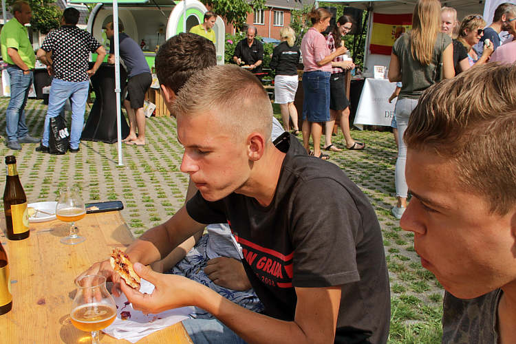 9-6-2018 - Proeverij in zomersfeer door de PLUS in Waarder_37